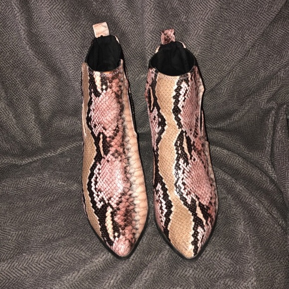 Qupid pink snakeskin booties 7.5 - Picture 2 of 7